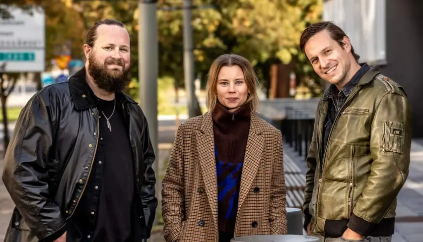 Tre personer, två män och en kvinna, ler mot kameran. De verkar vara involverade i en ny svensk serie.