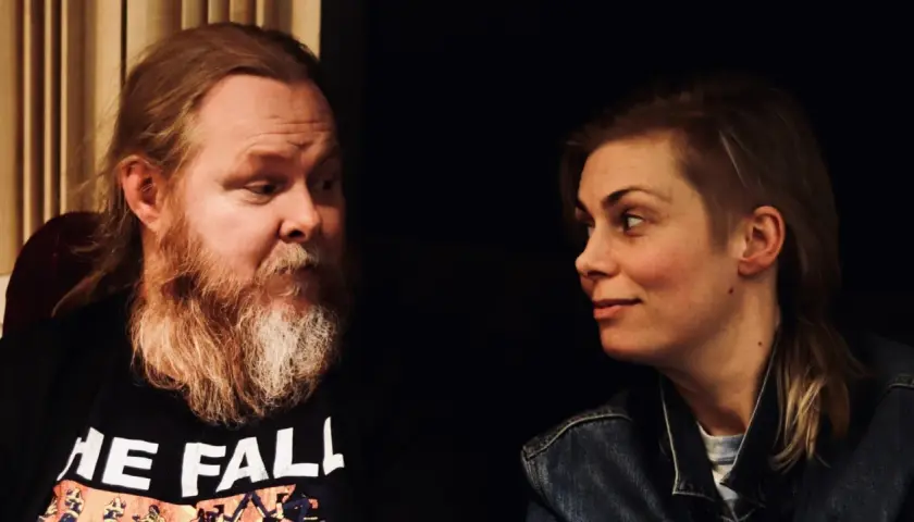 Mattias Alkberg och Hanna ser på varandra.