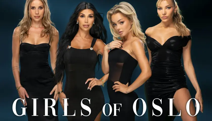 Fyra kvinnor i svarta klänningar poserar framför en mörkblå bakgrund. Texten "GIRLS OF OSLO" syns i förgrunden.