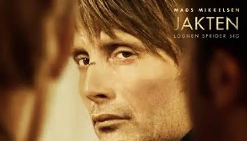 Närbild på Mads Mikkelsen i den danska filmen Jakten. En intensiv blick som antyder en historia om lögner som sprider sig.