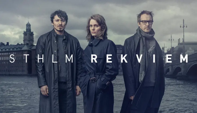 Tre personer står framför en grå himmel och vatten. Texten "STHLM REKVIEM" syns i bild.