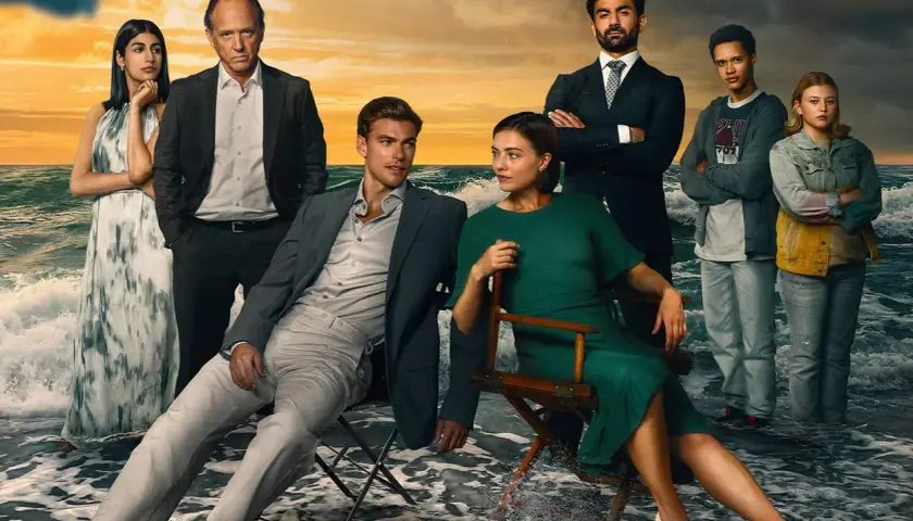 Rollistan i strandhotellet: en familj samlad vid havet, med dramatiska moln och vågor som bakgrund.