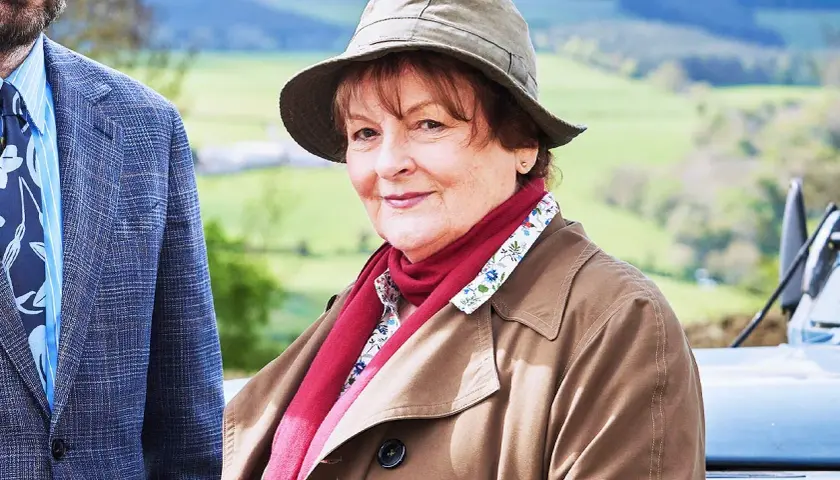 Brenda Blethyn i hatt och halsduk, redo för nya mysterier i en brittisk kriminalserie.