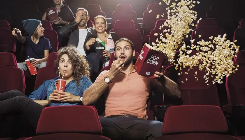 En grupp människor i en biosalong, några med popcorn som flyger, upplever en spännande film. Kanske en av de mest sedda filmerna i Sverige genom tiderna!