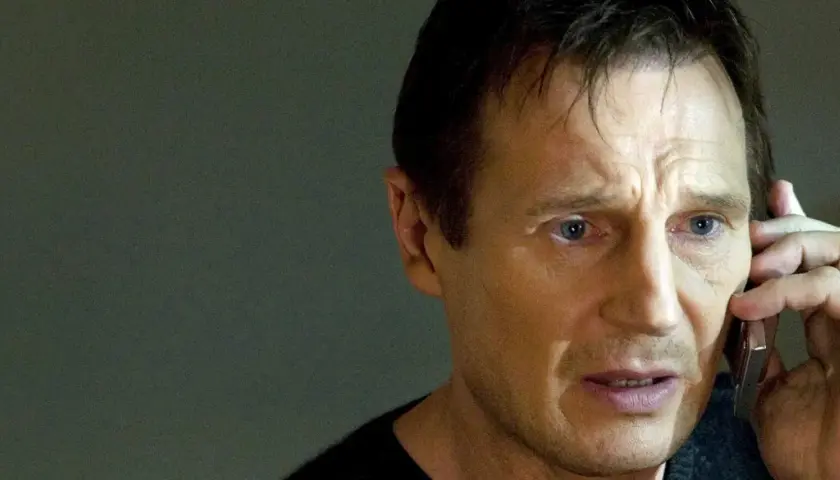 Liam Neeson, en av de mest kända skådespelarna i rollistan i taken, pratar i telefon med en orolig blick.