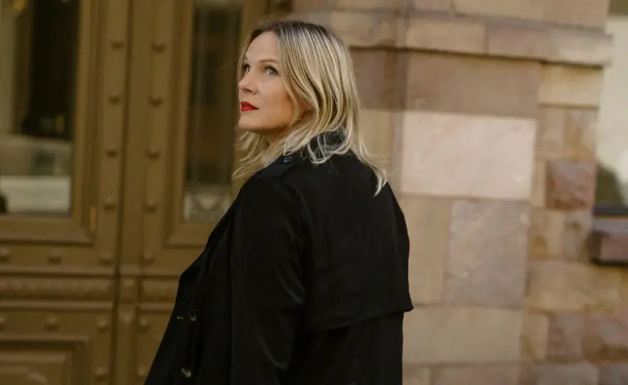 Jenny Aschenbrenner - Mer än bara kritiker? Upptäck hennes värld!