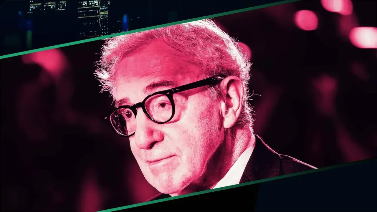En närbild på Woody Allen med glasögon, belyst i rosa. På tal om Afrodite, hans karaktär i "Mighty Aphrodite" var en musa.