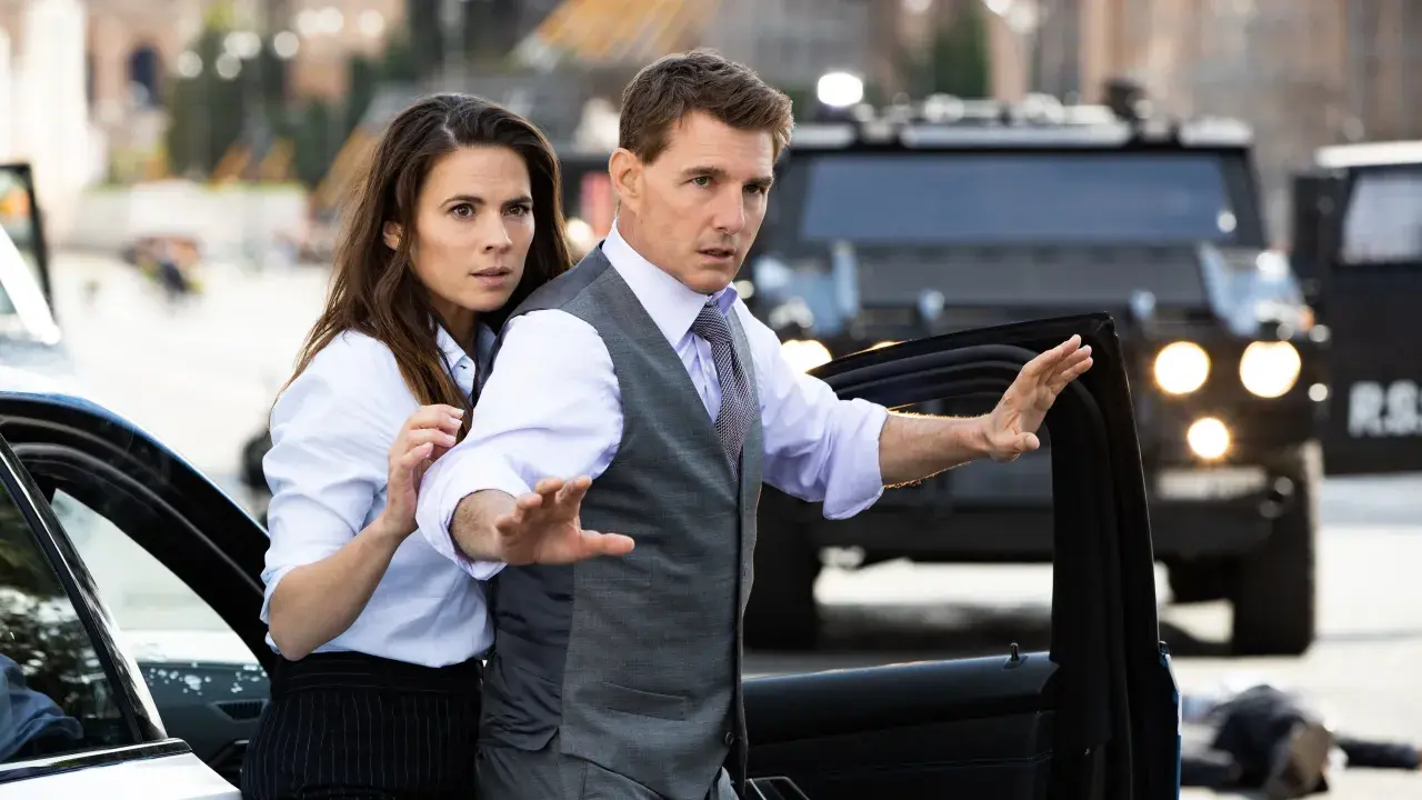 Ethan Hunt och Ilsa Faust i en dramatisk scen från mission: impossible-serien-filmer. De ser ut att vara mitt i en farlig situation.
