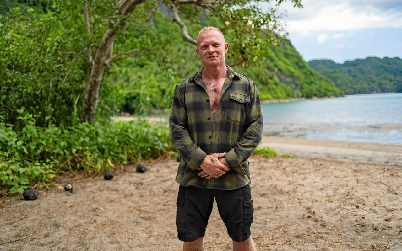 Alexander Strandberg i Robinson, redo för nya utmaningar på en tropisk strand.