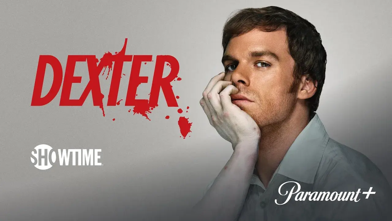 Dexter: Resurrection Sverige. En man med handen mot ansiktet, bredvid blodstänk och logotyperna Showtime och Paramount+.