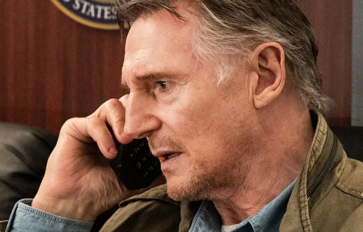 Liam Neeson i liam neeson senaste film, han pratar i en telefon med en intensiv blick.