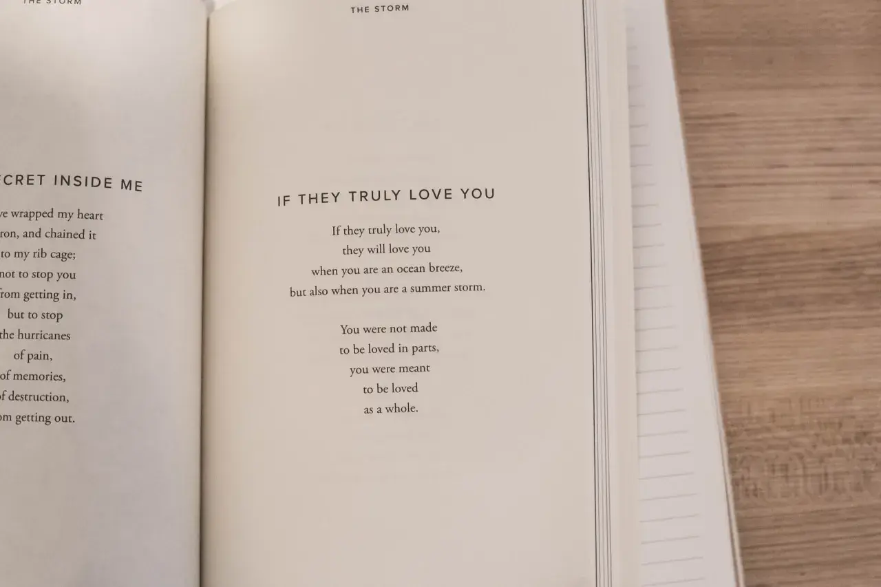 En öppen bok med dikter. En sida har titeln "IF THEY TRULY LOVE YOU" och ger tips om hur man skriver en dikt om kärlek.