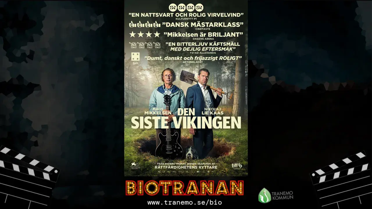 Rollistan för "Den sista vikingen" i Tranemo. Mads Mikkelsen och Nikolaj Lie Kaas står i en grop med en gitarr och en spade.