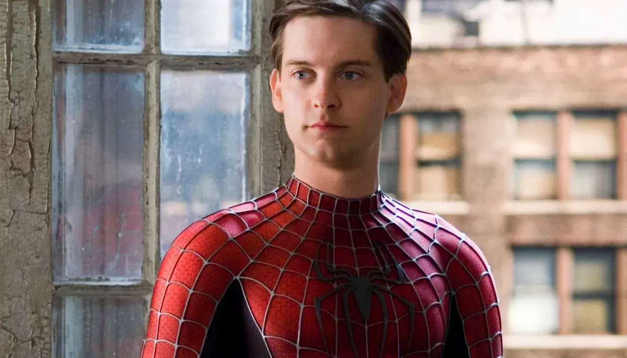 Tobey Maguire som Spider-Man i filmen från 2002. Han bär sin ikoniska röda och blå dräkt med spindelmönster.