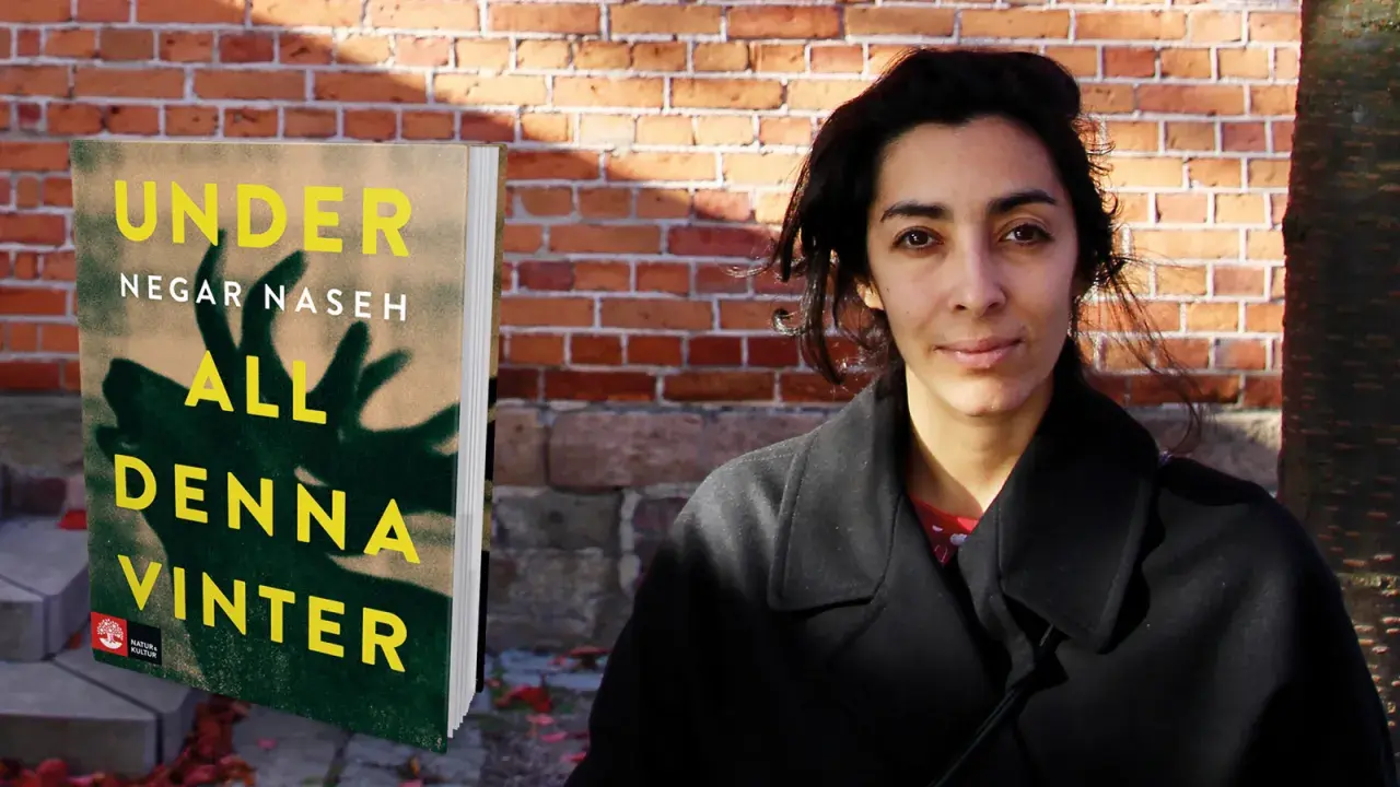Negar Naseh poserar bredvid sin bok "All denna vinter".