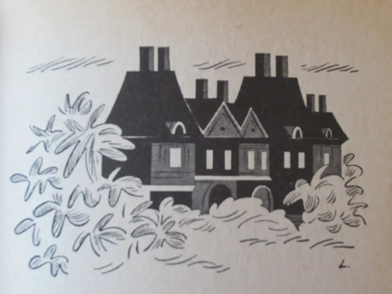 En illustration av ett mörkt hus med skorstenar, omgivet av buskar. Kanske ett hemligt gömställe för Agaton Sax.