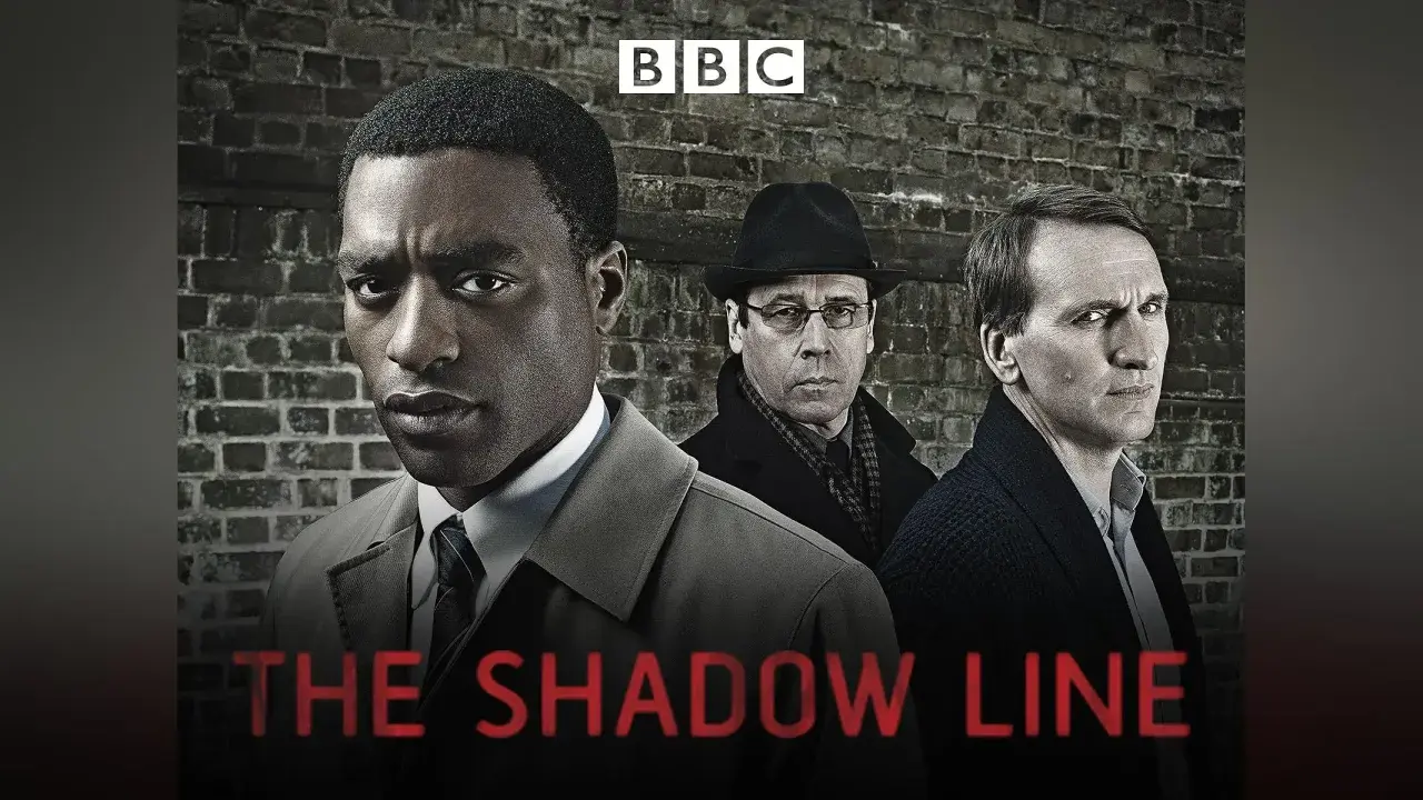 Tre män står framför en tegelvägg. Texten "THE SHADOW LINE" syns i förgrunden.