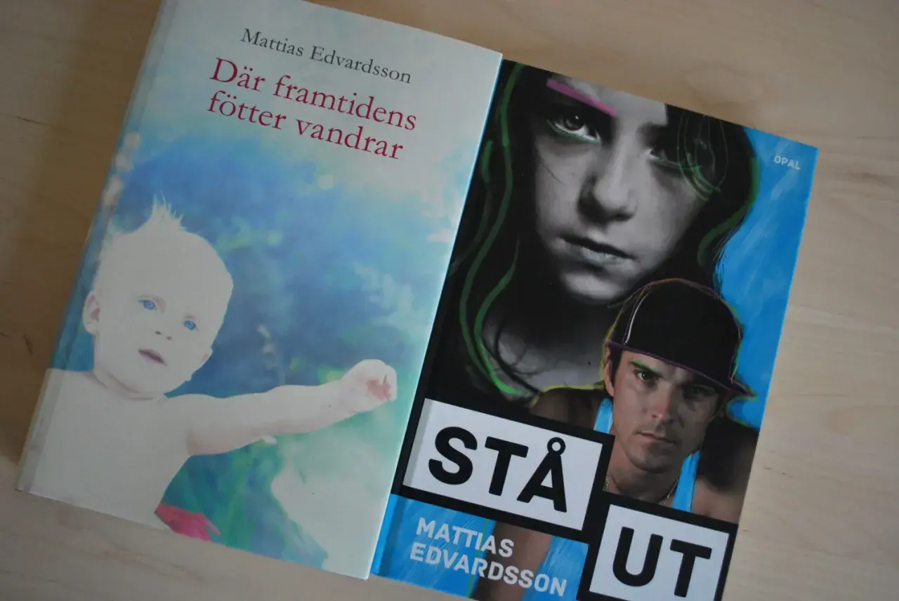 Två böcker av Mattias Edvardsson: "Där framtidens fötter vandrar" med en bebis och "Stå ut" med ungdomar.