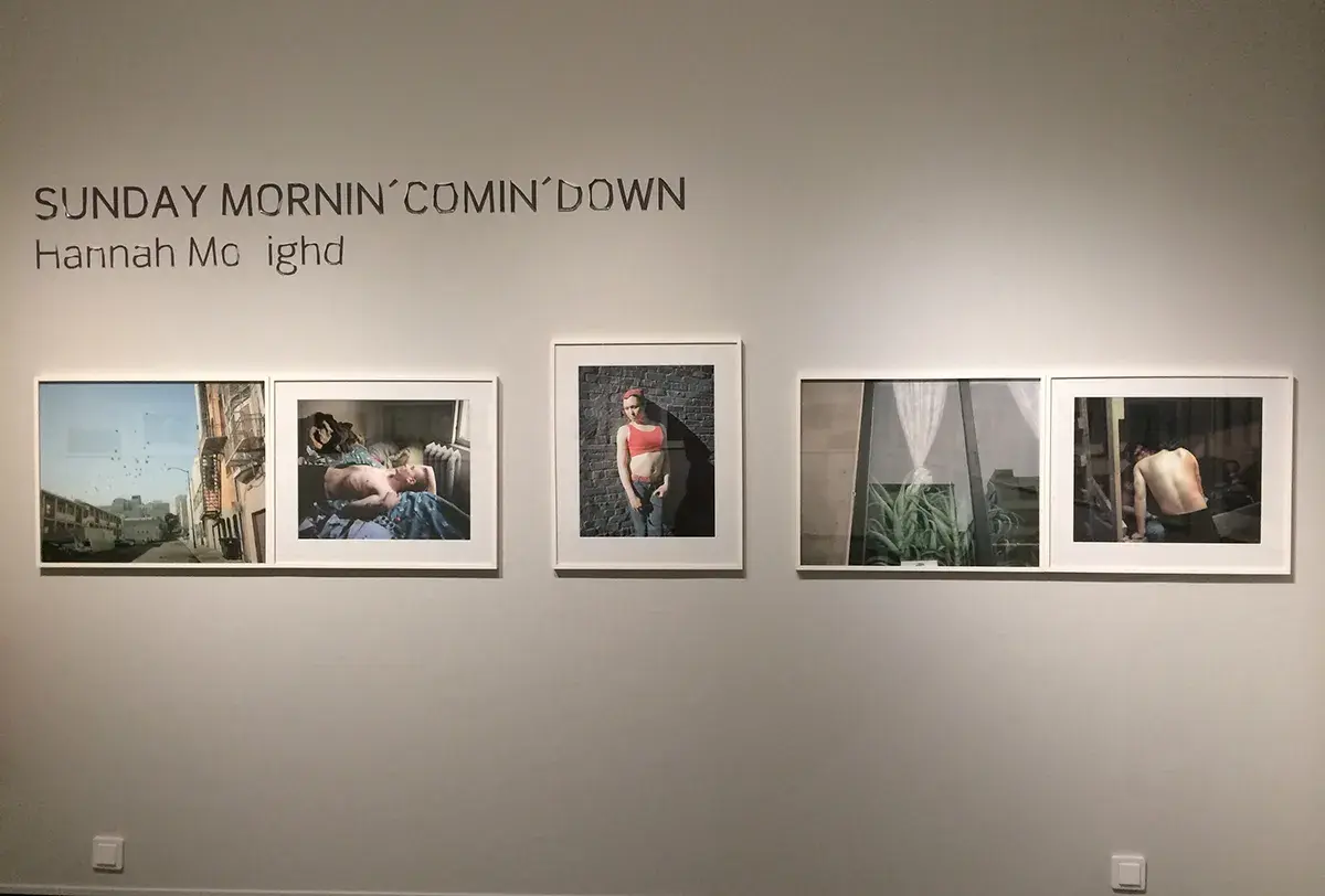 Utställning med Hannah Modighs verk "Sunday Mornin' Comin' Down". Bilder visar en stadsgata, en sovande person, en kvinna och en man.