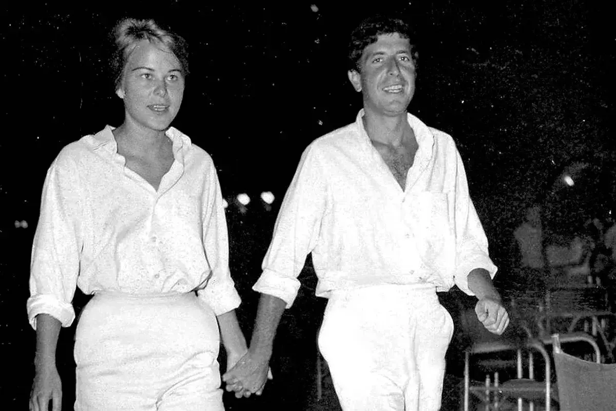 Leonard Cohen och Marianne Jensen håller varandra i handen, en ikonisk bild av deras tid tillsammans.