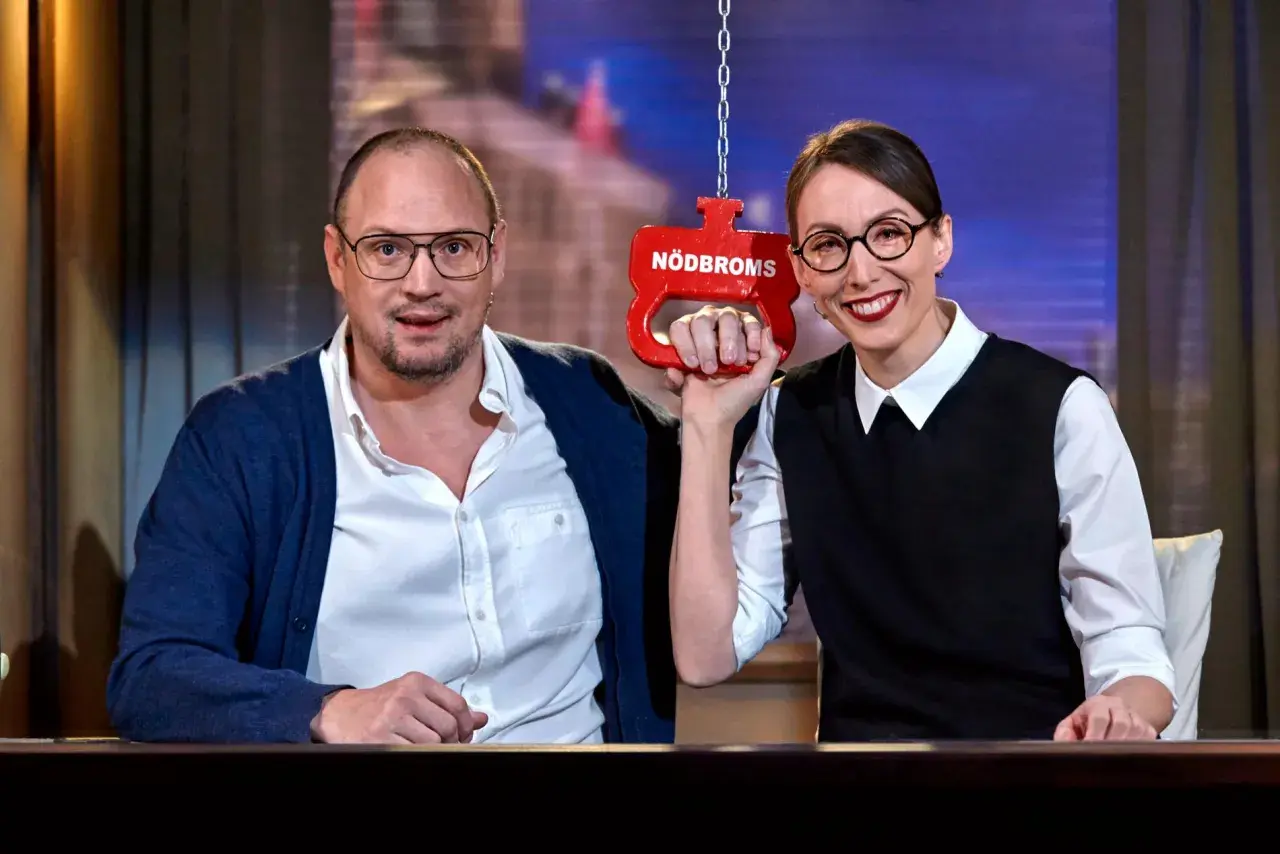 Jonatan Unge på spåret, med en röd nödbroms i handen.