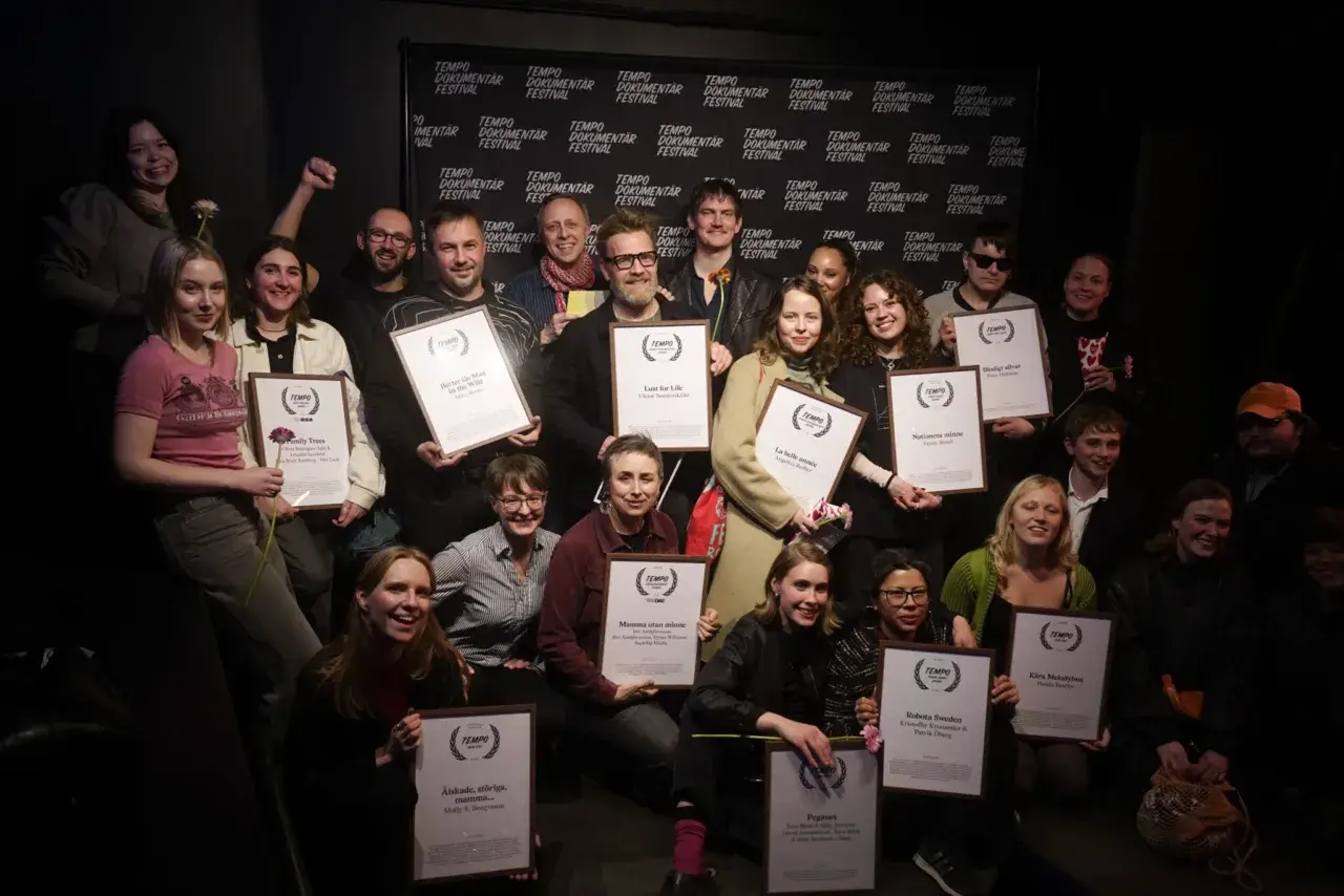 Gruppbild med vinnare av Tempo Dokumentärfestival. Många håller upp diplom, som en del av rollistan i Goliat (film).