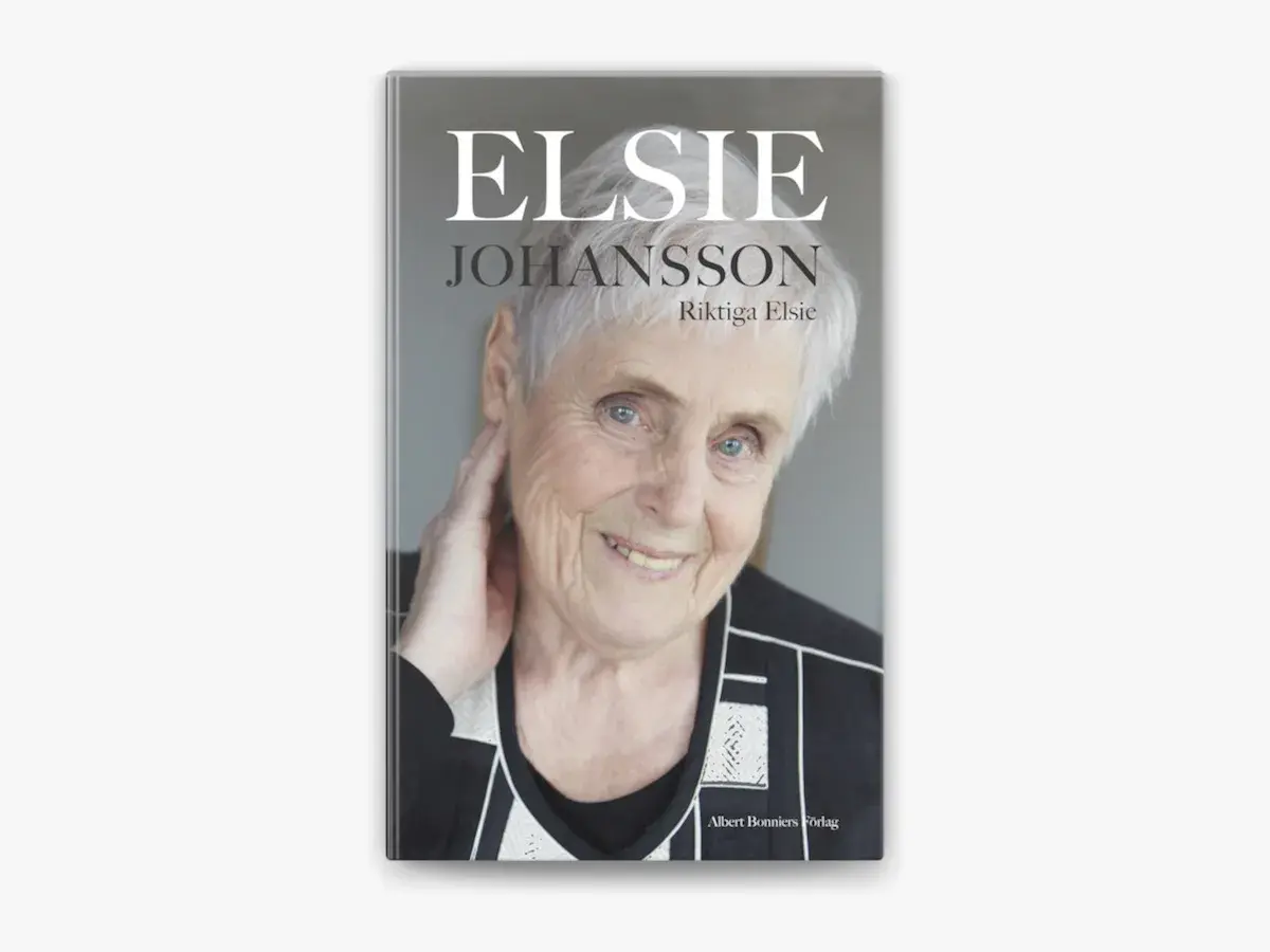 Omslaget till boken "Elsie Johansson: Riktiga Elsie" visar ett porträtt av en äldre kvinna med grått hår och blå ögon.