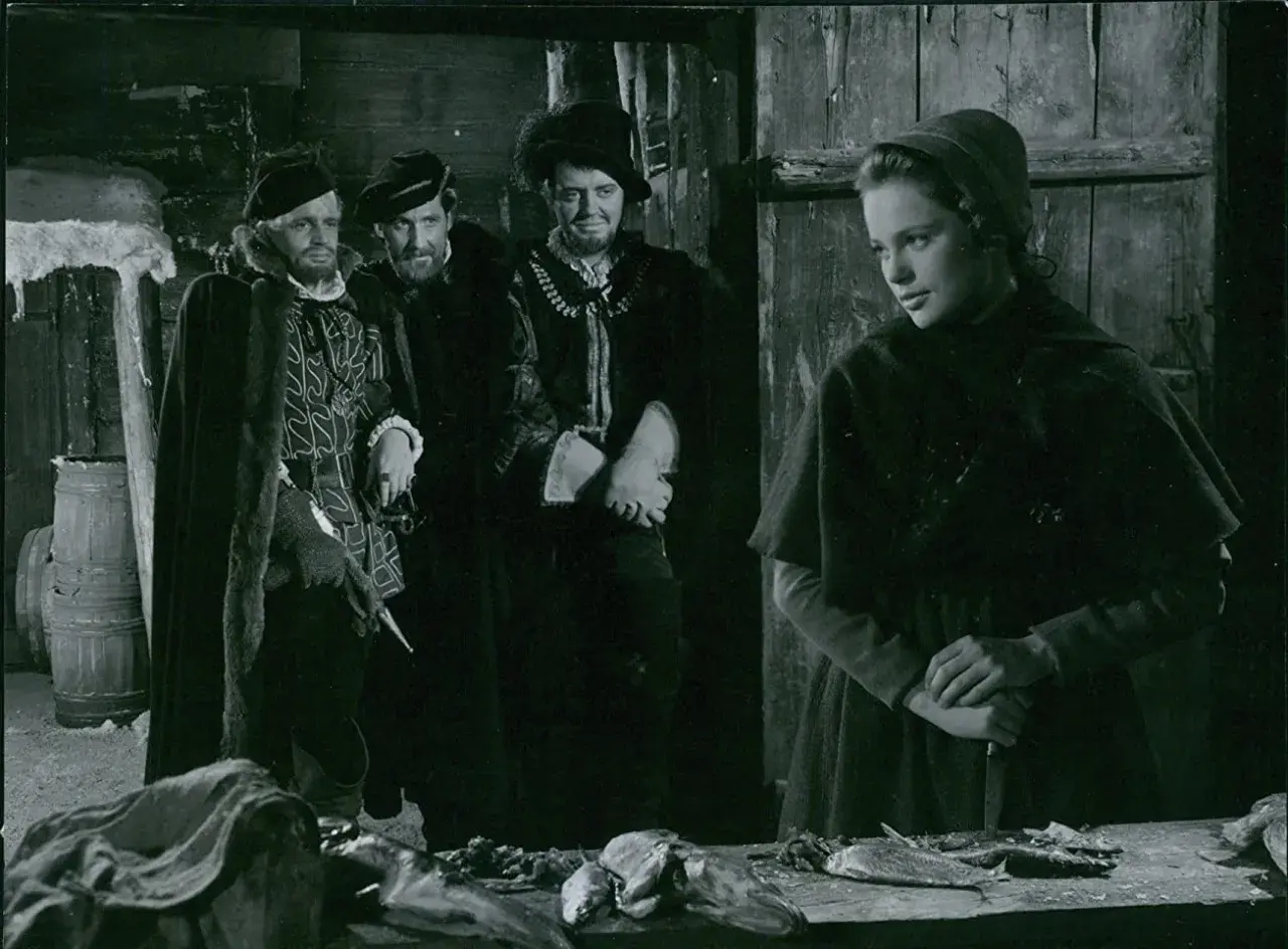 Scen från herr Arnes penningar film. En ung kvinna med kniv möter tre män i historiska dräkter.