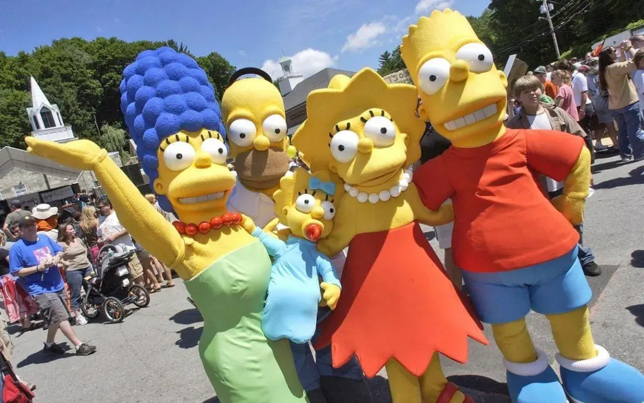 Familjen Simpson i Sverige! Marge, Homer, Lisa, Maggie och Bart poserar glatt för en bild.