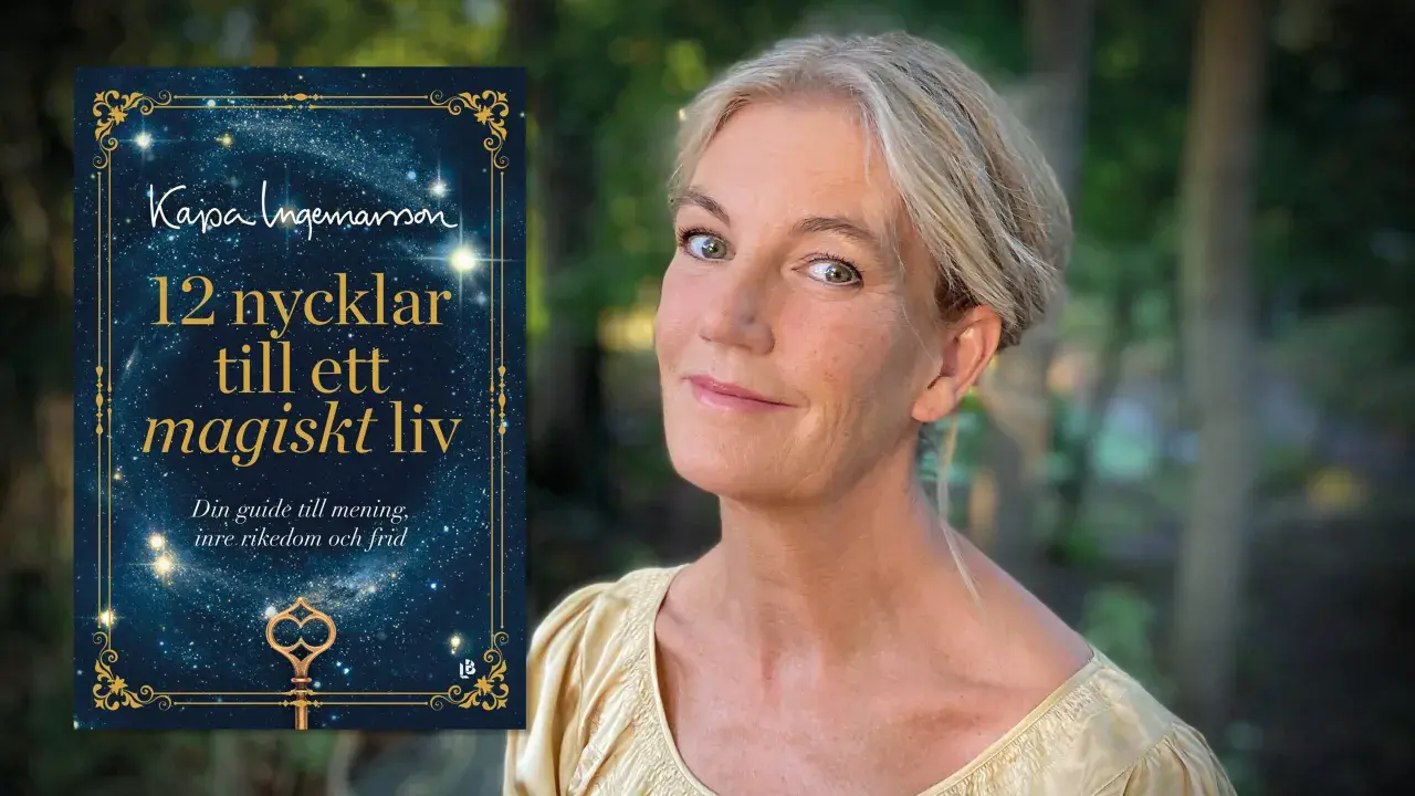 Kajsa Ingemarsson presenterar sin bok "12 nycklar till ett magiskt liv" med en stjärnklar bakgrund och en gyllene nyckel.