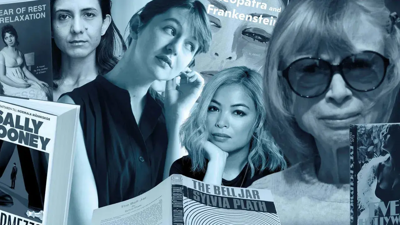 Kvinnor och böcker, bland annat "The Bell Jar" av Sylvia Plath och verk av Sally Rooney. Kanske en hyllning till Sandra Beijer och hennes litterära värld.