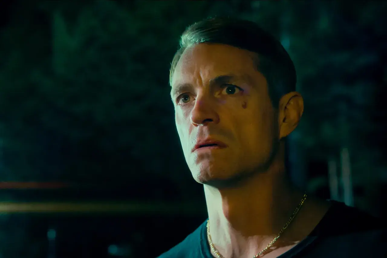 Joel Kinnaman i ny serie, med en intensiv blick och guldkedja.