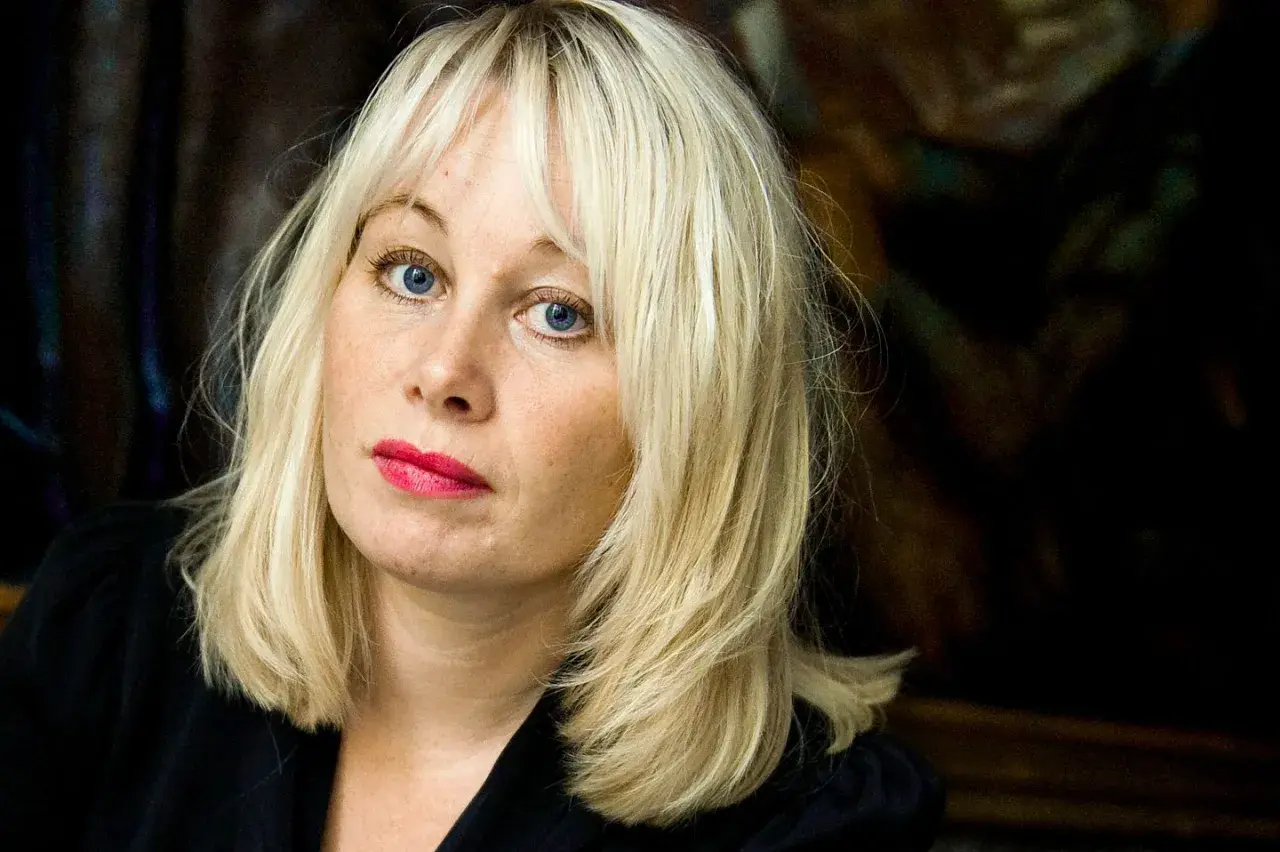 En kvinna med blont hår och blå ögon, med en intensiv blick. Hon representerar mina två liv, det synliga och det dolda.