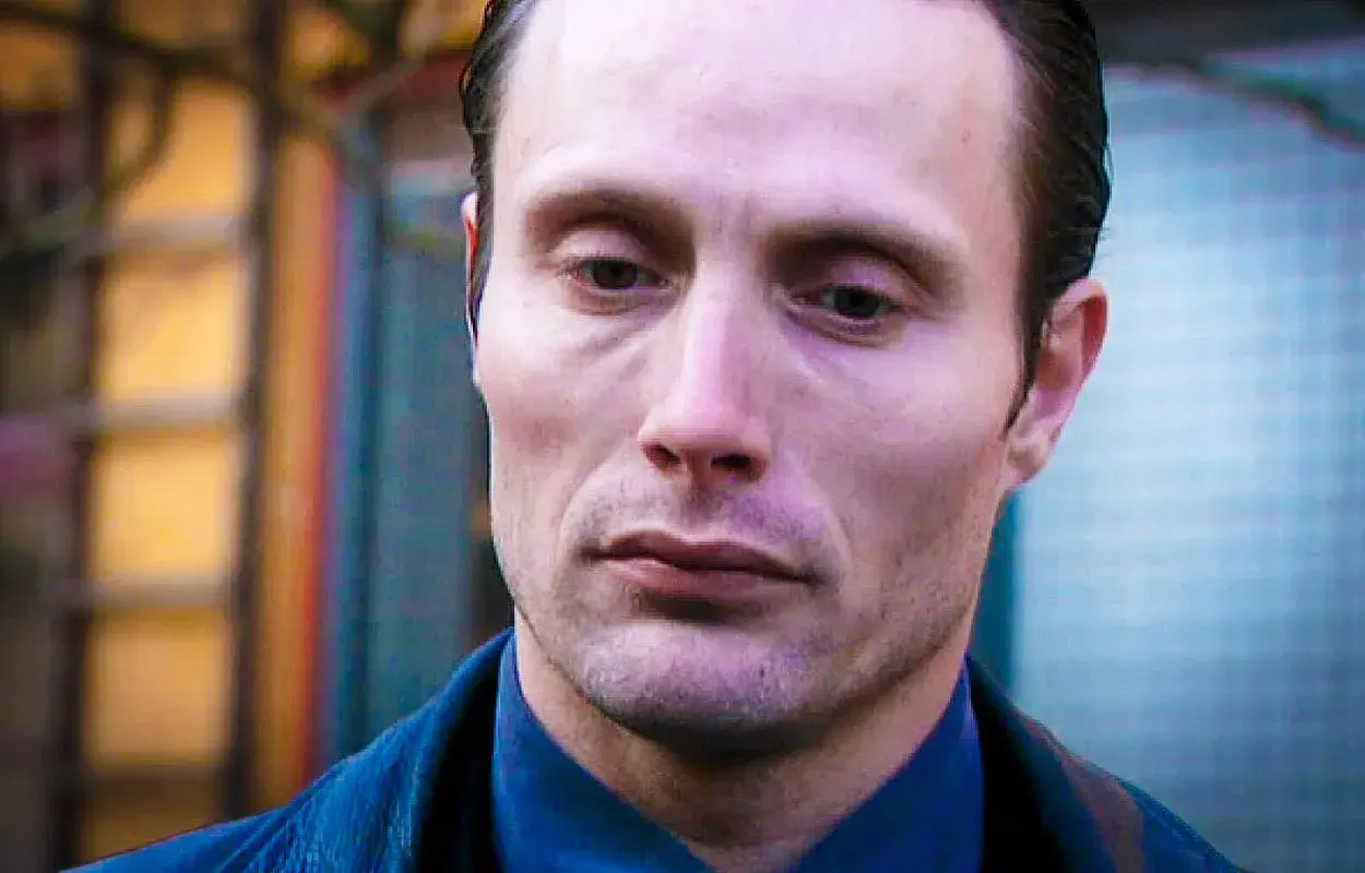 Mads Mikkelsen som Hannibal Lecter i rollistan i Mordkommissionen. Hans blick är intensiv och tankfull.