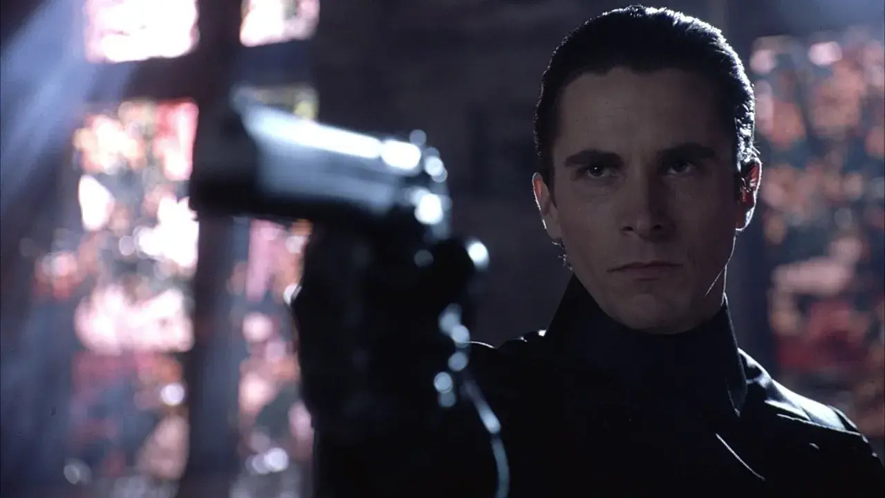 Christian Bale med pistol i en dramatisk scen från en av hans filmer.
