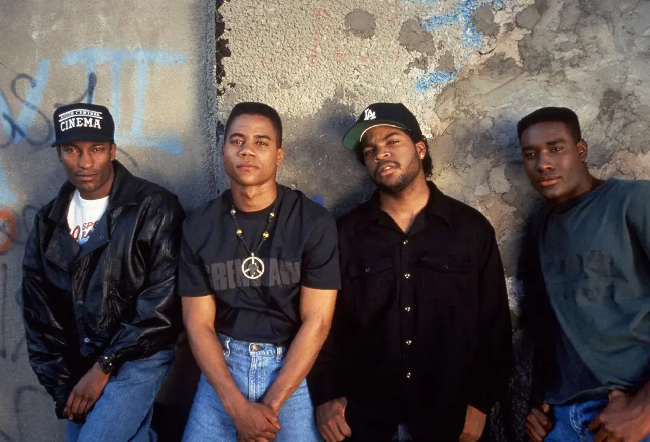 Rollistan i Boyz n the Hood: Ice Cube, Cuba Gooding Jr., Morris Chestnut och Nia Long poserar framför en vägg med graffiti.
