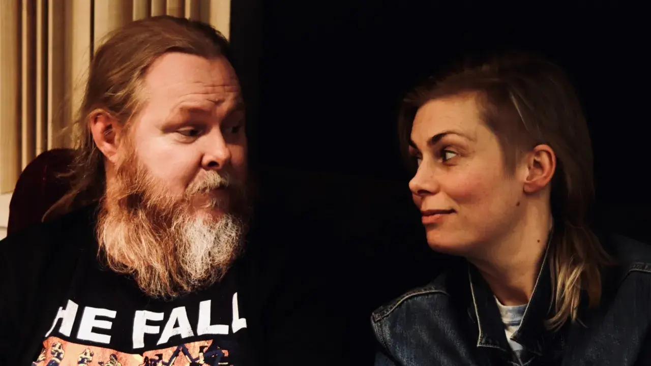 Mattias Alkberg och Hanna ser på varandra.