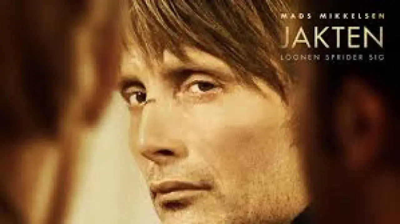 Närbild på Mads Mikkelsen i den danska filmen Jakten. En intensiv blick som antyder en historia om lögner som sprider sig.