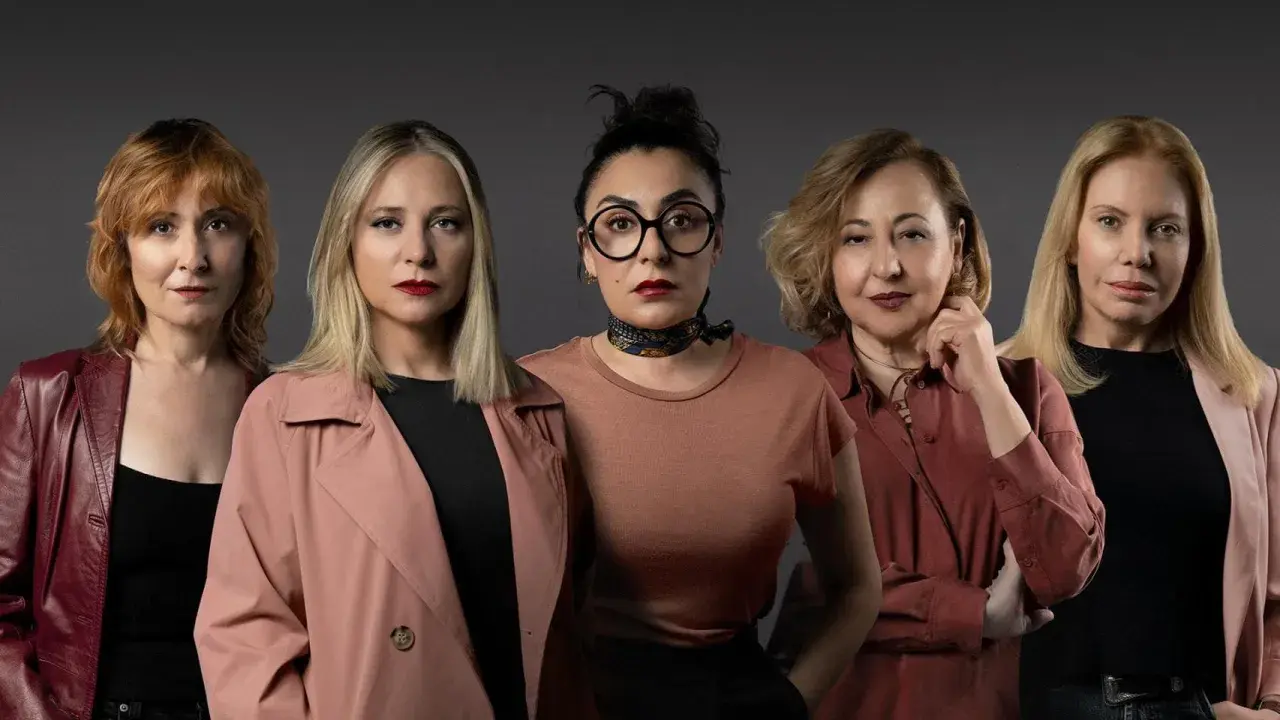 Fem kvinnor poserar med bestämda miner, redo för action i "Furia"-serien.