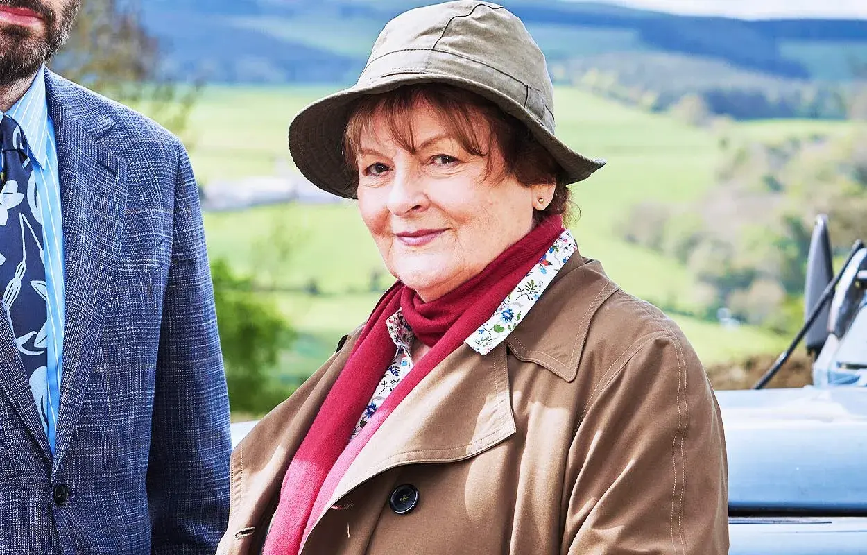 Brenda Blethyn i hatt och halsduk, redo för nya mysterier i en brittisk kriminalserie.