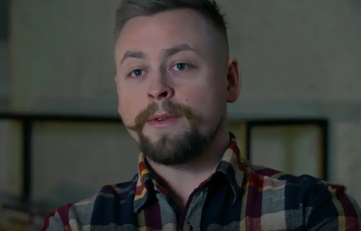 Man med mustasch och rutig skjorta, kanske i en dokumentär om en stalker svt.