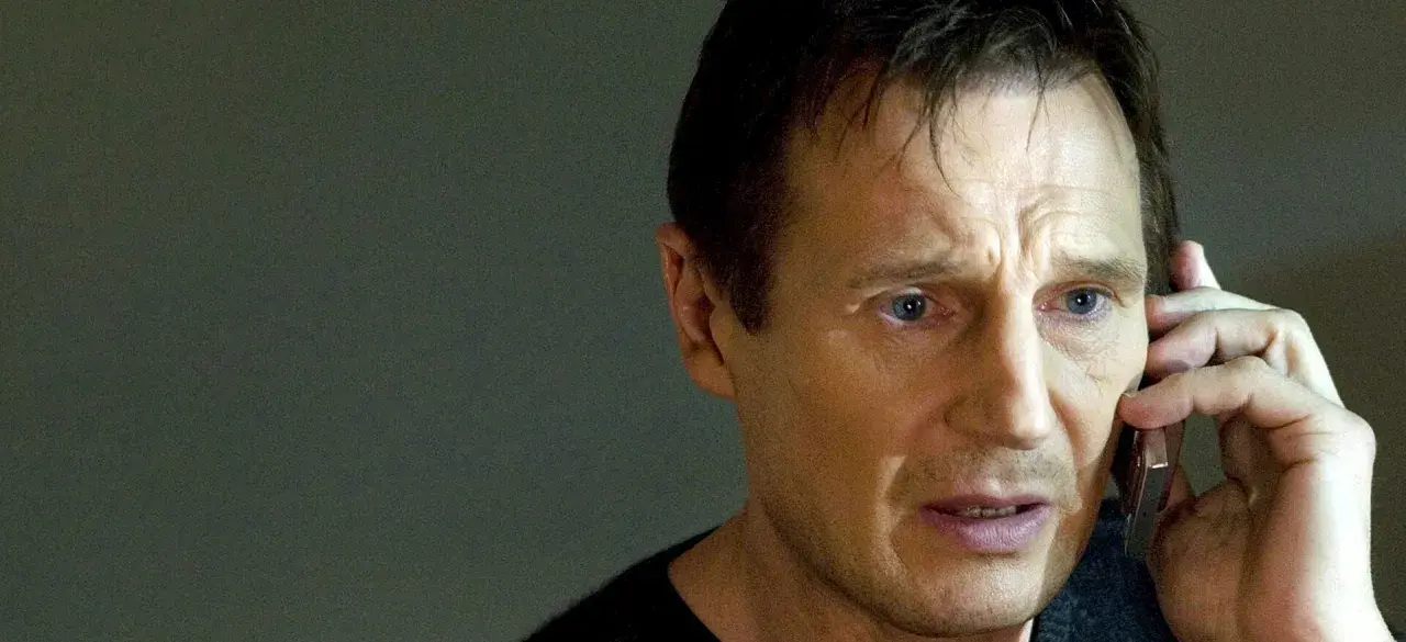 Liam Neeson, en av de mest kända skådespelarna i rollistan i taken, pratar i telefon med en orolig blick.