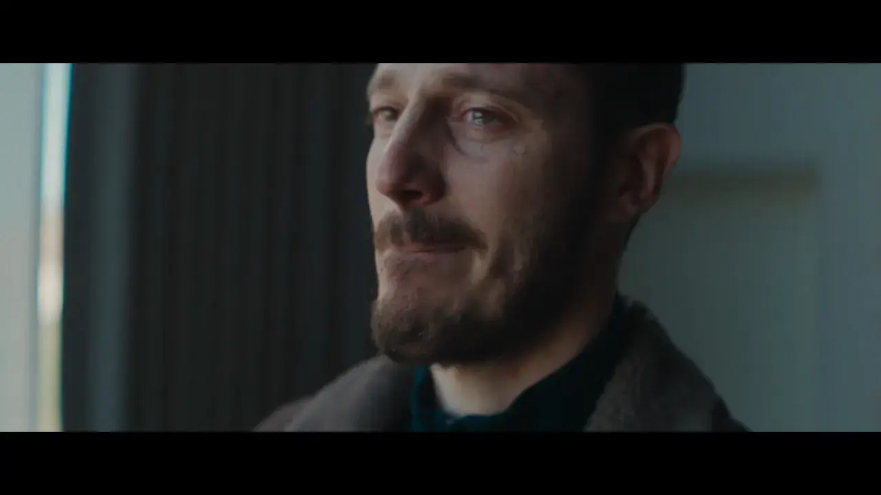 Simon Sears med blicken fäst vid horisonten, en antydan till ett leende på läpparna.