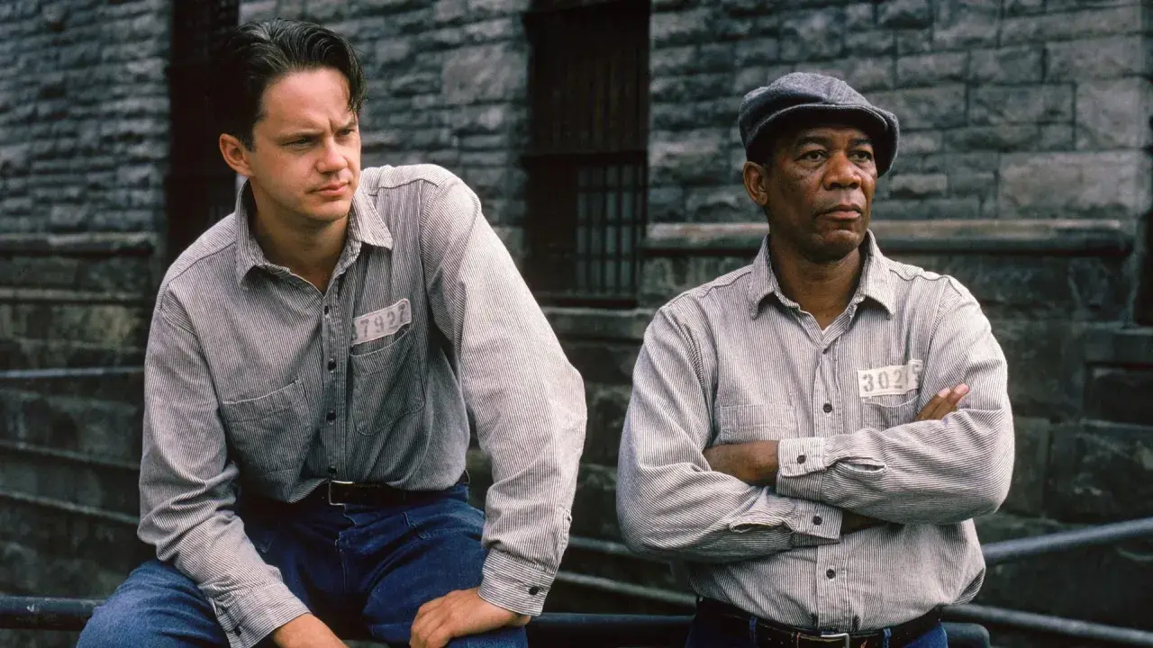 Andy Dufresne och Ellis "Red" Redding, två fångar i Shawshank, diskuterar livet och hopp. Rollistan i Nyckeln till Frihet.