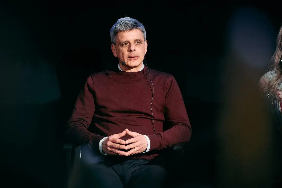Peter Birro, k&auml;nd f&ouml;r sina filmer och tv-program, sitter och talar.