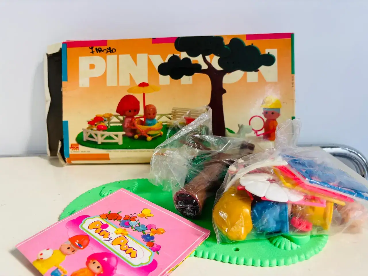 Leksaker från Pinypon, perfekta saker att samla på. En låda med figurer, tillbehör och en liten ponny.