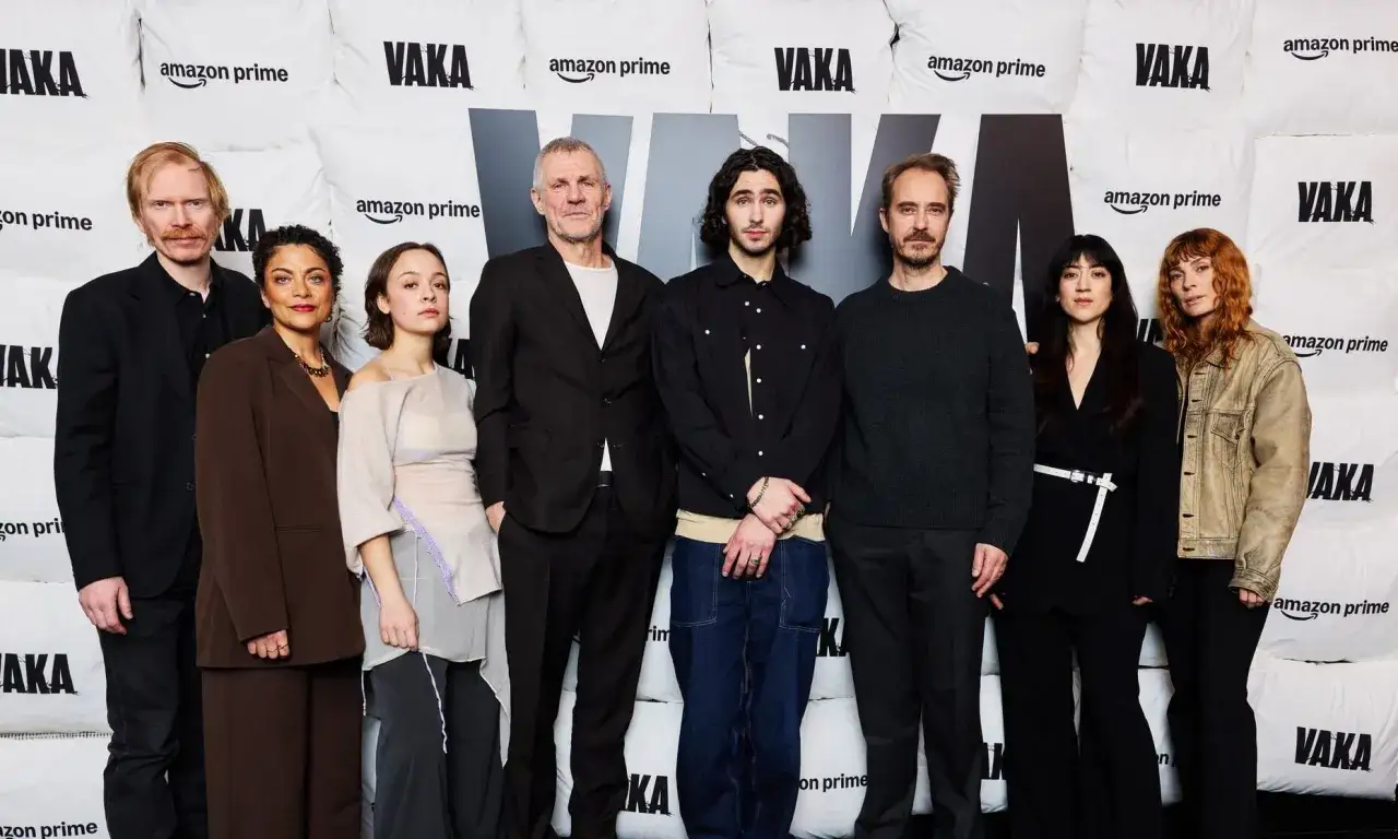 Skådespelarna från vaka serie poserar framför en bakgrund med Amazon Prime-logotypen.