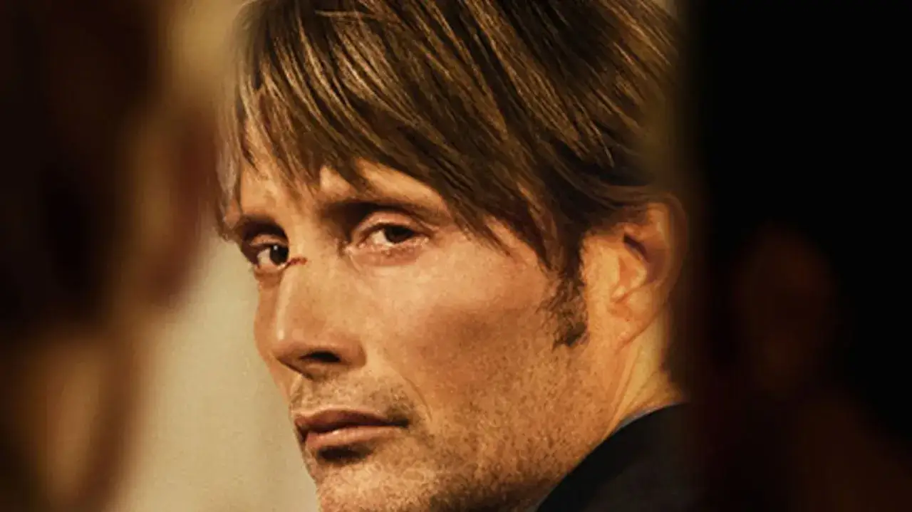 Mads Mikkelsen, en del av rollistan i jakten, med en intensiv blick och ett litet sår på kinden.