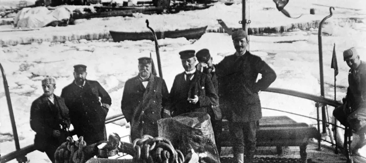 Män i vinterkläder på isig mark, kanske från en film om andree expeditionen.