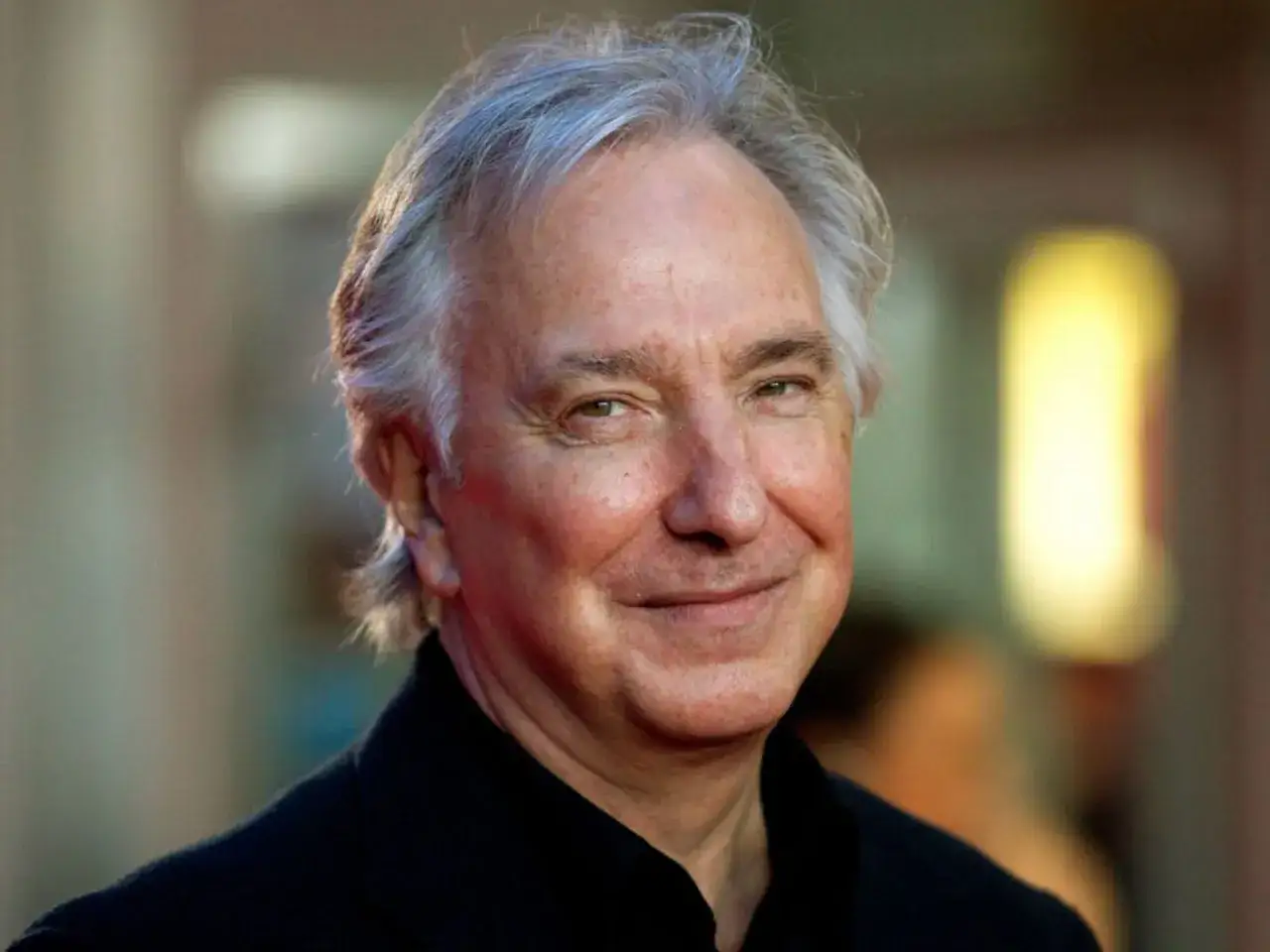 Alan Rickman, sk&aring;despelaren som spelade Severus Snape, ler mot kameran.